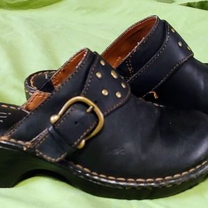 b.o.c black leather clog